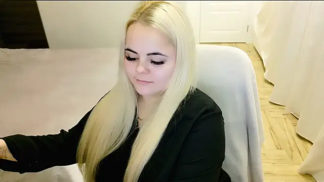 Snapshot of lovely-eyes chatting on January 22, 2:48 am lovely-eyes online show from January 22, 2:48 am