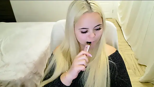 Snapshot of lovely-eyes chatting on March 21, 1:45 am lovely-eyes online show from March 21, 1:45 am