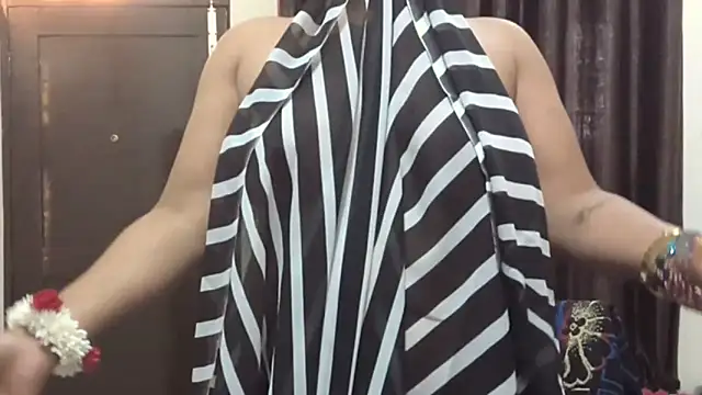 Snapshot of Gulaboo_bhabi chatting on February 25, 9:09 am Gulaboo bhabi online show from February 25, 9:09 am