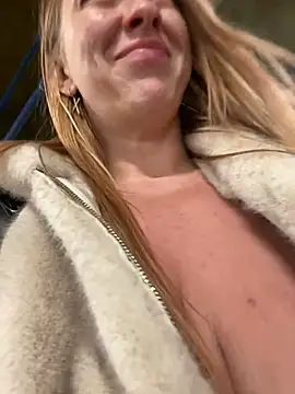 Snapshot of Sweet___Emily chatting on December 18, 10:24 pm Sweet   Emily online show from December 18, 10:24 pm