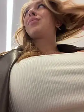 Snapshot of Sweet___Emily chatting on January 3, 1:47 pm Sweet   Emily online show from January 3, 1:47 pm