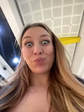 Snapshot of Sweet___Emily chatting on February 12, 3:27 pm Sweet   Emily online show from February 12, 3:27 pm