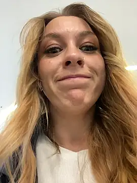 Snapshot of Sweet___Emily chatting on October 6, 1:19 pm Sweet   Emily online show from October 6, 1:19 pm