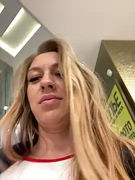 Snapshot of Sweet___Emily chatting on October 14, 1:45 pm Sweet   Emily online show from October 14, 1:45 pm