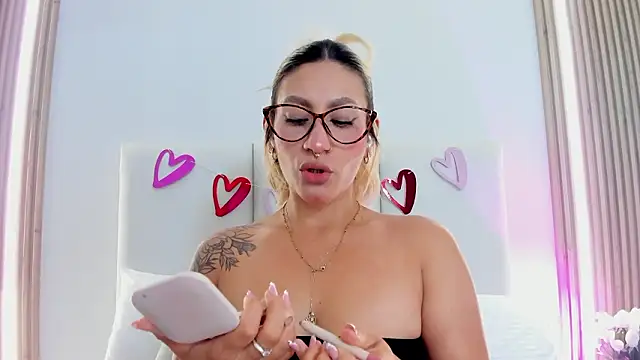 Emily robertss online show from February 16, 7:10 pm