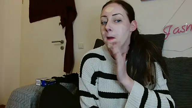 Jasmin-White online show from April 29, 7:09 pm