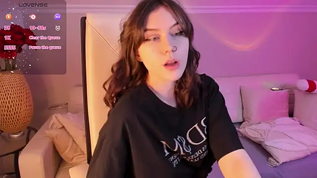 Snapshot of UnaMedison chatting on December 6, 9:32 am UnaMedison online show from December 6, 9:32 am