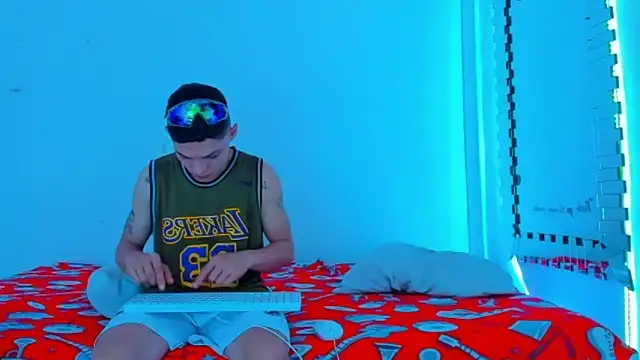 HOT boy2025 online show from March 3, 10:20 pm