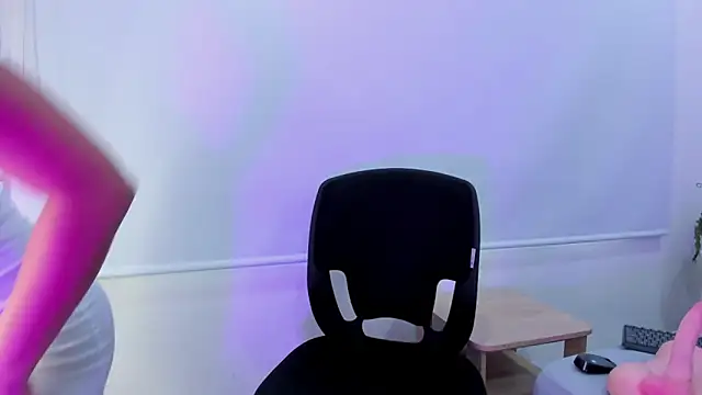 Dapnne  online show from December 28, 8:15 pm