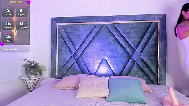 Dapnne  online show from February 3, 8:35 pm