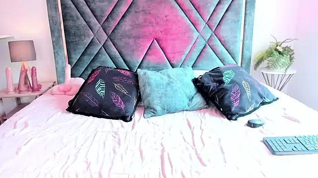 Dapnne  online show from February 9, 2:50 pm