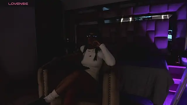 Dapnne  online show from September 25, 1:15 pm