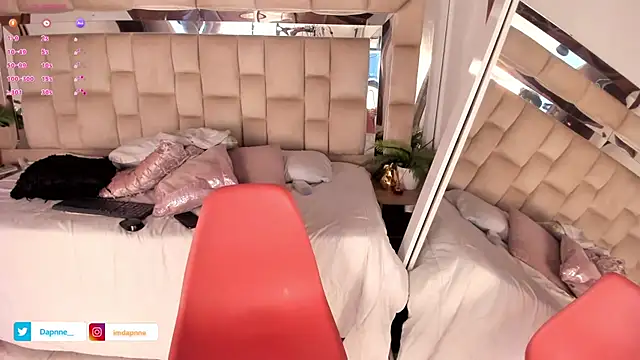 Dapnne  online show from October 22, 12:05 pm