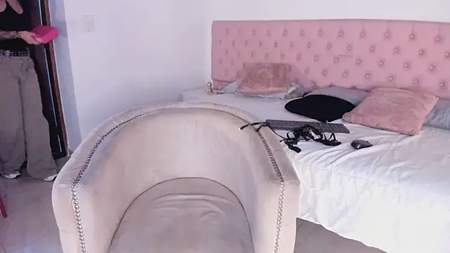 Dapnne  online show from November 15, 11:29 am