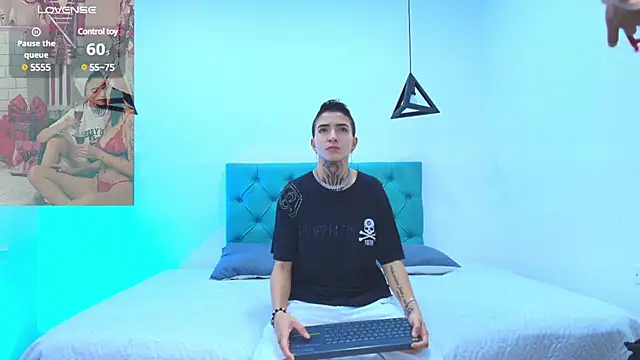 Snapshot of Tinny_and_Candy chatting on January 11, 1:22 pm Tinny and Candy online show from January 11, 1:22 pm