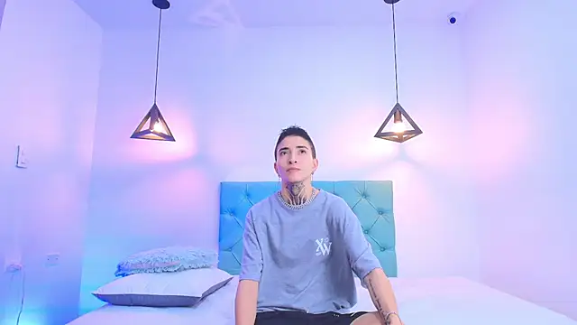 Snapshot of Tinny_and_Candy chatting on February 5, 1:11 pm Tinny and Candy online show from February 5, 1:11 pm