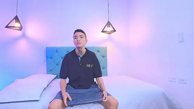 Snapshot of Tinny_and_Candy chatting on February 18, 1:22 pm Tinny and Candy online show from February 18, 1:22 pm