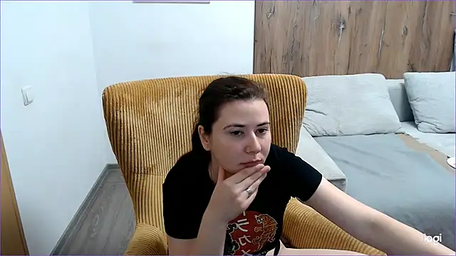 Snapshot of VioletaFlower7 chatting on May 17, 7:28 am VioletaFlower7 online show from May 17, 7:28 am