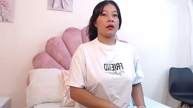 Snapshot of MilaaAdams chatting on June 17, 11:12 am MilaaAdams online show from June 17, 11:12 am