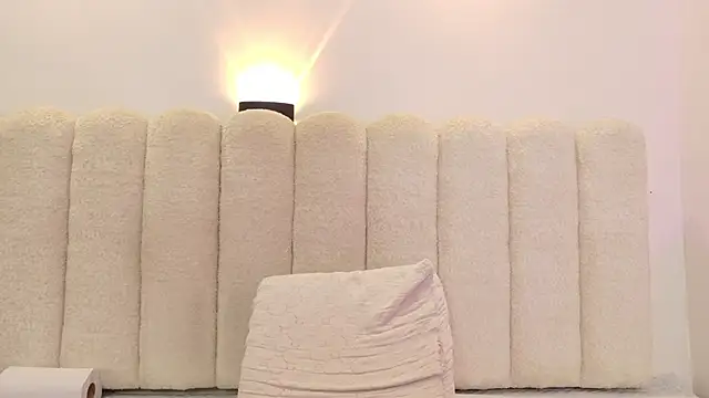 Juliabadlee online show from March 11, 11:11 pm