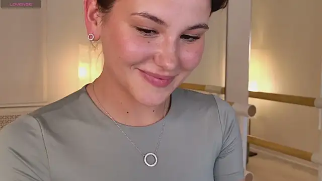 EmiliaDreams online show from June 16, 7:05 pm