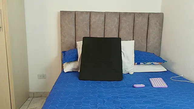 karina lewis  online show from February 26, 7:09 am