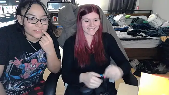 Snapshot of Elliewgfs chatting on December 8, 3:32 am Elliewgfs online show from December 8, 3:32 am