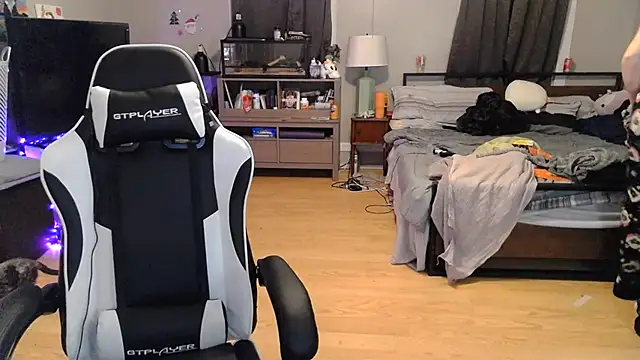 Snapshot of Elliewgfs chatting on December 11, 2:41 am Elliewgfs online show from December 11, 2:41 am