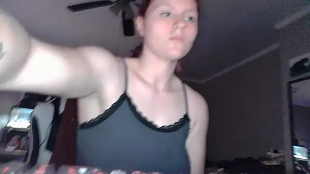 Snapshot of Elliewgfs chatting on December 13, 11:17 pm Elliewgfs online show from December 13, 11:17 pm