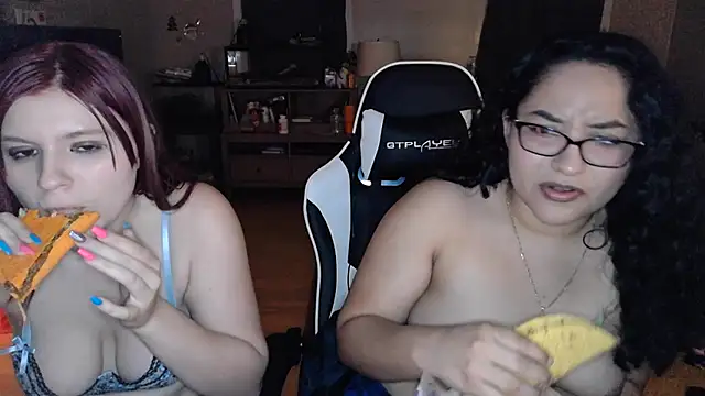 Snapshot of Elliewgfs chatting on December 14, 5:18 am Elliewgfs online show from December 14, 5:18 am