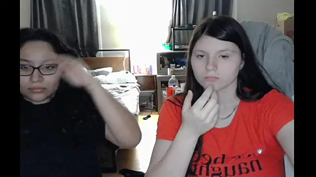 Snapshot of Elliewgfs chatting on March 17, 2:08 am Elliewgfs online show from March 17, 2:08 am