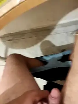 Snapshot of skrigul12 chatting on December 3, 2:14 am skrigul12 online show from December 3, 2:14 am