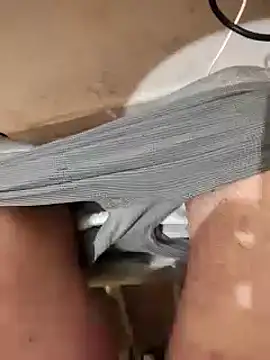 Snapshot of skrigul12 chatting on December 10, 11:30 pm skrigul12 online show from December 10, 11:30 pm