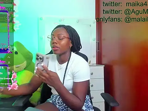 Snapshot of maika28 chatting on April 14, 1:28 pm maika28 online show from April 14, 1:28 pm