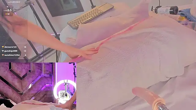 Snapshot of lili_moonn chatting on January 9, 6:47 pm lili moonn online show from January 9, 6:47 pm