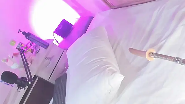 Snapshot of lili_moonn chatting on September 19, 1:12 pm lili moonn online show from September 19, 1:12 pm