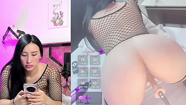 Snapshot of lili_moonn chatting on November 6, 10:49 am lili moonn online show from November 6, 10:49 am