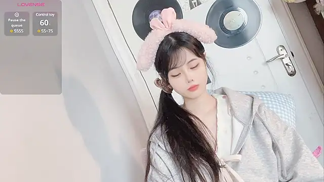 Qedgjwyz1 online show from March 2, 4:28 am