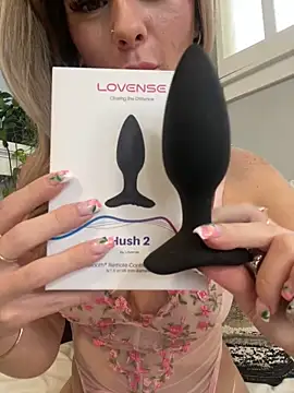 Snapshot of LoveShae_ chatting on December 6, 5:55 pm LoveShae online show from December 6, 5:55 pm