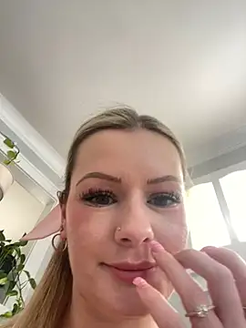 Snapshot of LoveShae_ chatting on February 5, 6:59 pm LoveShae online show from February 5, 6:59 pm