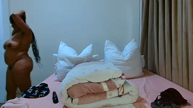 Snapshot of ALEXABOUJEE95 chatting on February 9, 2:43 pm ALEXABOUJEE95 online show from February 9, 2:43 pm