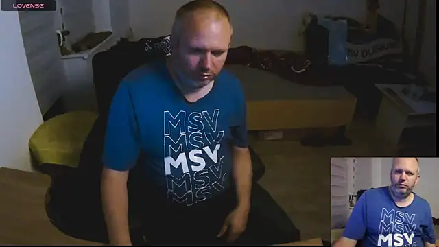 Snapshot of ShyBoy1982 chatting on October 10, 10:09 pm ShyBoy1982 online show from October 10, 10:09 pm