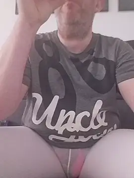 Snapshot of ShyBoy1982 chatting on November 6, 1:12 pm ShyBoy1982 online show from November 6, 1:12 pm