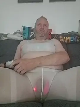 Snapshot of ShyBoy1982 chatting on November 9, 12:31 am ShyBoy1982 online show from November 9, 12:31 am