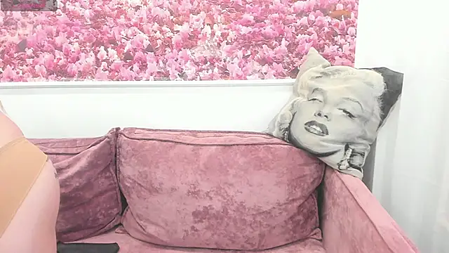 Snapshot of SexyFancy chatting on February 18, 8:27 am SexyFancy online show from February 18, 8:27 am