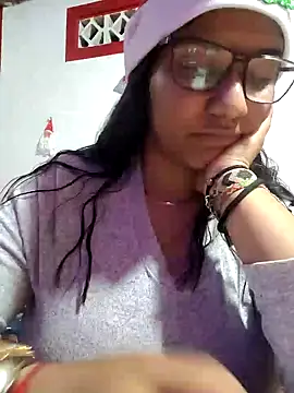 Snapshot of Sofythom1 chatting on December 19, 4:02 am Sofythom1 online show from December 19, 4:02 am