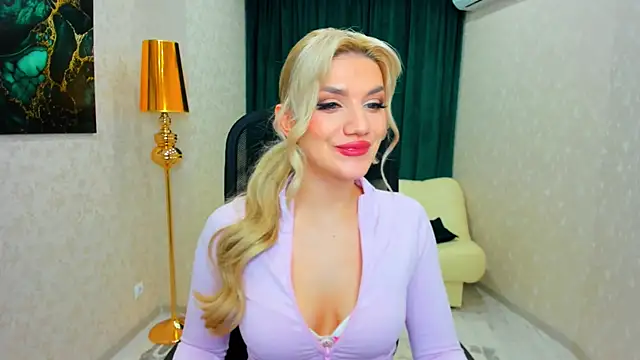 Snapshot of SelenaeMoore chatting on February 8, 6:12 pm SelenaeMoore online show from February 8, 6:12 pm