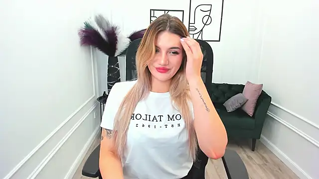 Snapshot of SelenaeMoore chatting on September 28, 7:41 pm SelenaeMoore online show from September 28, 7:41 pm