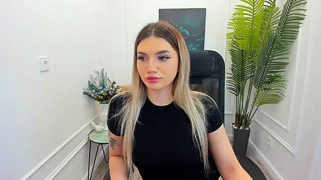 Snapshot of SelenaeMoore chatting on October 5, 7:45 pm SelenaeMoore online show from October 5, 7:45 pm