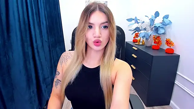 Snapshot of SelenaeMoore chatting on October 13, 7:36 pm SelenaeMoore online show from October 13, 7:36 pm